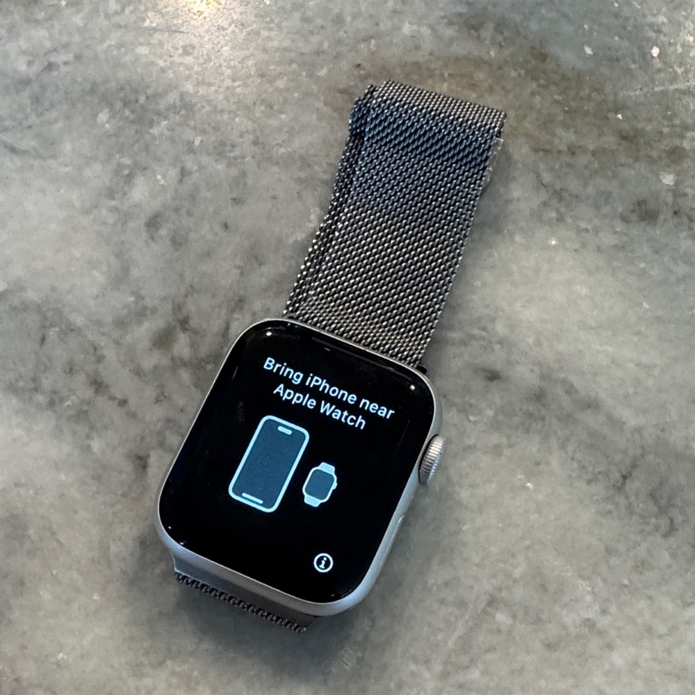 Apple Smartwatch 2nd generation SE with Silver Band + charger